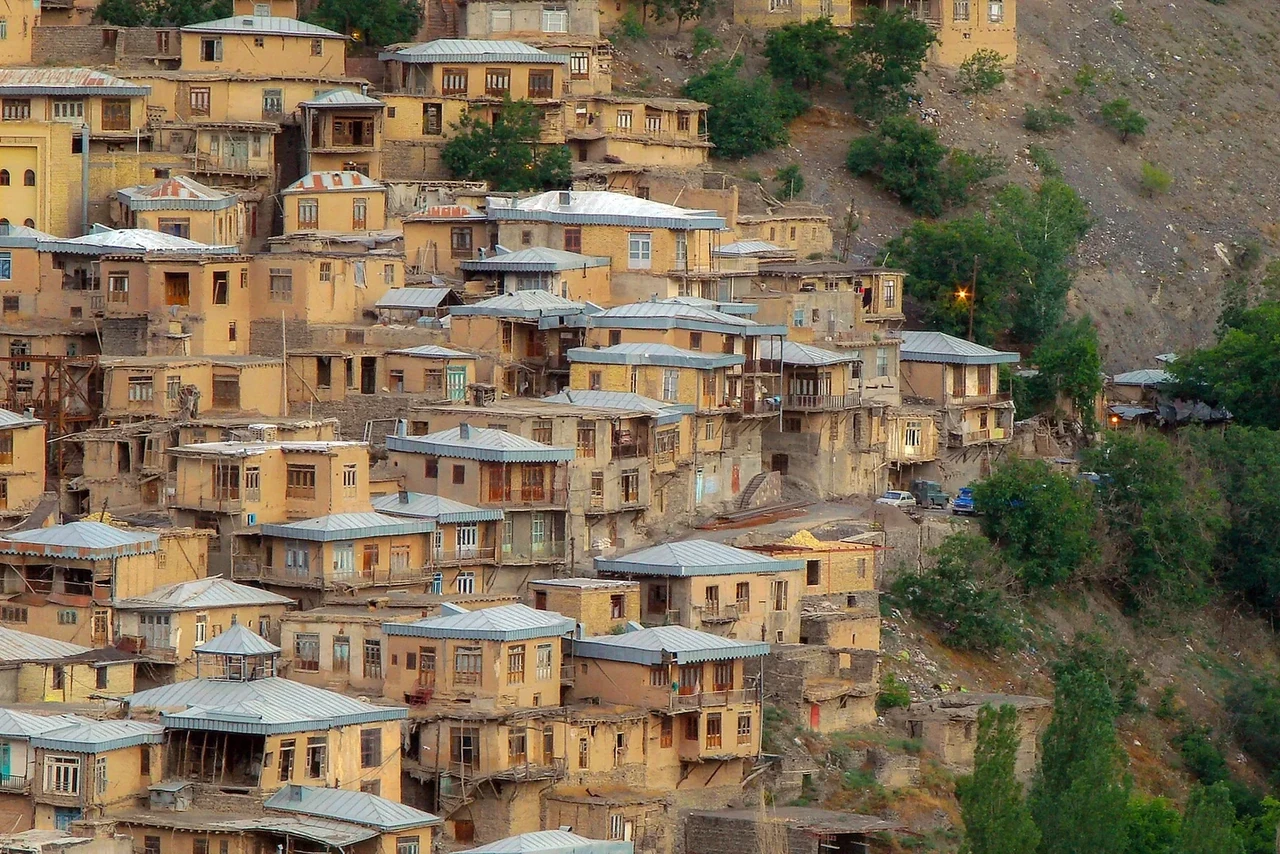 کنگ؛ روستای پلکانی بینالود