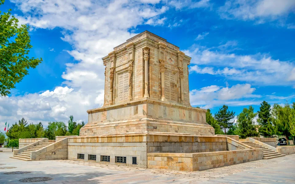 بنای سنگی آرامگاه فردوسی در باغ طوس